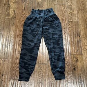 Athleta Salutation Camo Jogger. XSP